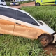 Carro cai em vala aps motorista ser fechado na BR-163, em Sinop