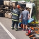 Corpo de Bombeiros socorre v�timas ap�s carreta que transportava carne tombar em rodovia