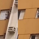 Crian�a � flagrada do lado de fora de janela em condom�nio de Cuiab� e v�deo gera alerta