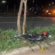 Motociclista morre após perder controle e bater contra árvore em avenida de Cuiabá