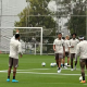 Treino do Corinthians tem Memphis Depay sorridente, lateral recuperado e Raniele fora
