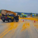 Carreta carregada de gros tomba e interdita BR-163 entre Sorriso e Vera