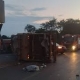 Motorista fica ferido aps tombar caminho de lixo em Vrzea Grande