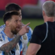 Messi se irrita com rbitro brasileiro durante derrota da Argentina para o Paraguai