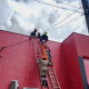 Bombeiros resgatam homem vtima de choque eltrico em telhado de residncia em Sinop