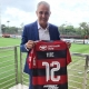 Tite chega ao Ninho do Urubu para trabalhar e exibe camisa do Flamengo