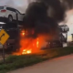 Carreta cegonha carregada com veculos pega fogo e carga  destruda na BR-163/364 
