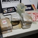 PM apreende oito tabletes de maconha, 576 por��es de coca�na e prende faccionado