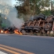 Carreta tomba e pega fogo na BR-174, em Cceres; duas pessoas ficam feridas