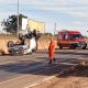 Caminho capota aps coliso com carro em rodovia de Alta Floresta