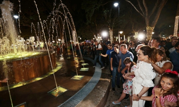 População lota centro de Chapada dos Guimarães para inauguração da praça: “Governo entregou um cartão-postal da cidade”, destaca prefeito