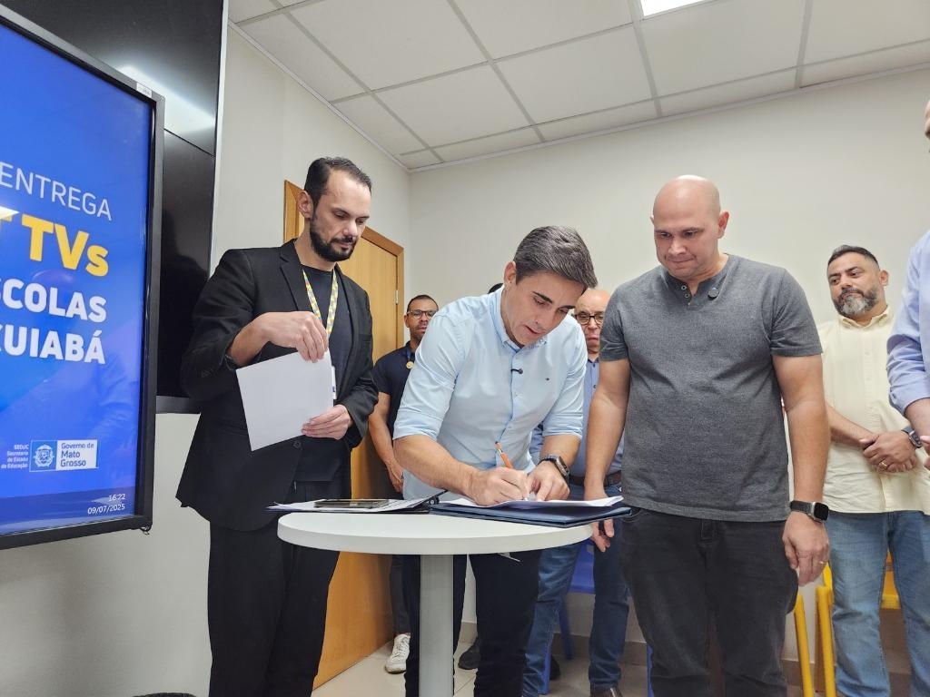 Seduc entrega 80 Smart TVs de 65 polegadas para a rede municipal de Cuiab�
