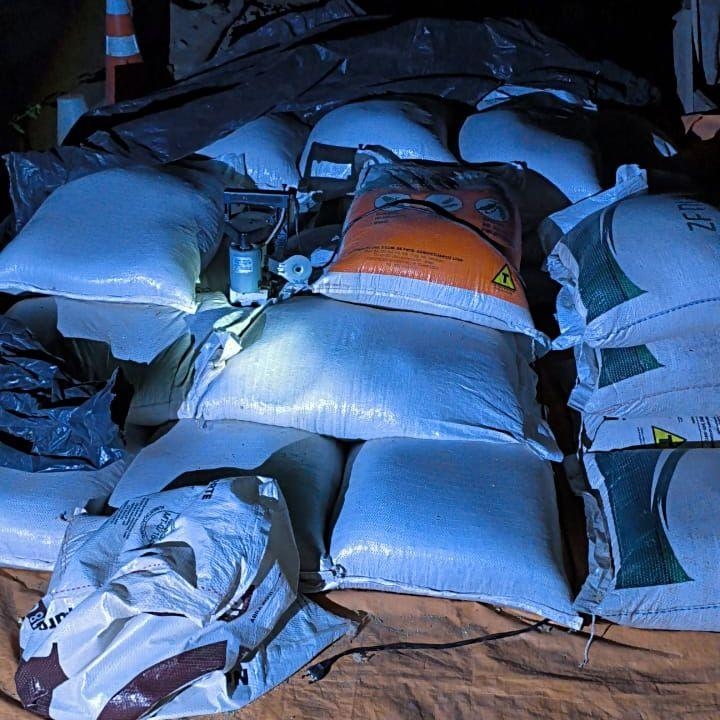 For�a T�tica recupera 2 toneladas de ra��o de gado e conduz tr�s pessoas por furto e recepta��o