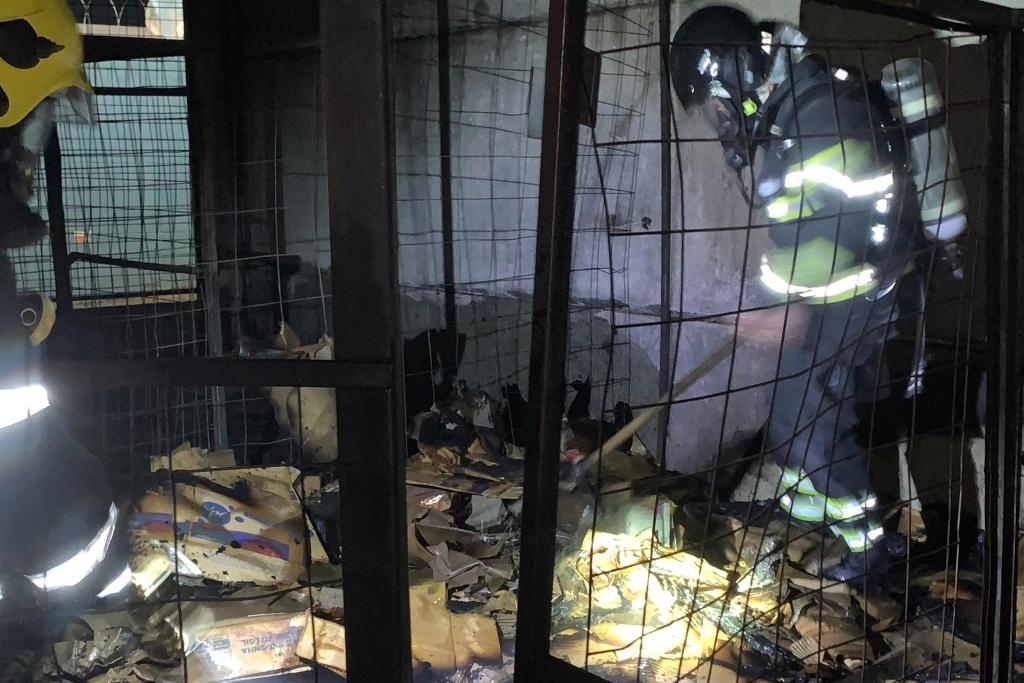 Corpo de Bombeiros realiza rescaldo ap�s fogo em dep�sito do Atacad�o em Lucas do Verde