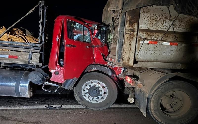 Caminhoneiro fica ferido ap�s colis�o na BR-163 em Rondon�polis