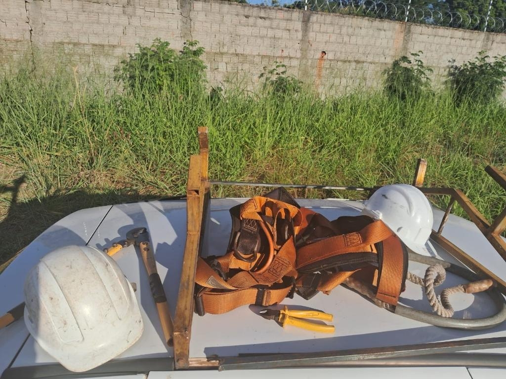 Dupla � presa pela Pol�cia Civil com mais de 150 kg de fio de cobre furtados de empresa de telefonia