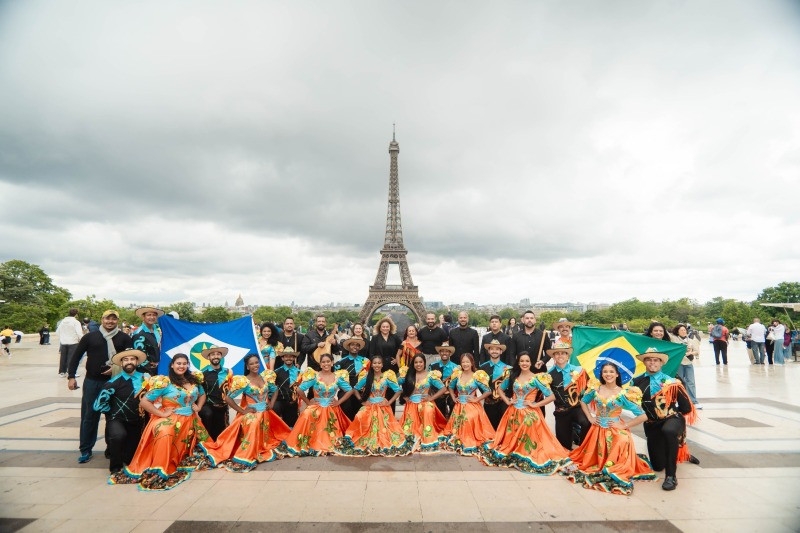 Flor Ribeirinha leva siriri � Europa e encerra turn� com show na Torre Eiffel