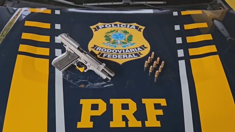 PRF apreende pistola durante abordagem a carreta na BR-364 em Rondon�polis