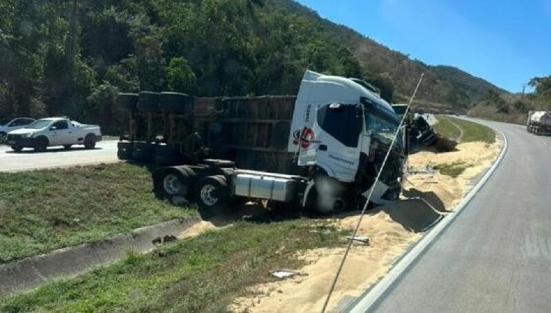 Carreta tomba ap�s colis�o na BR-364 em Nobres