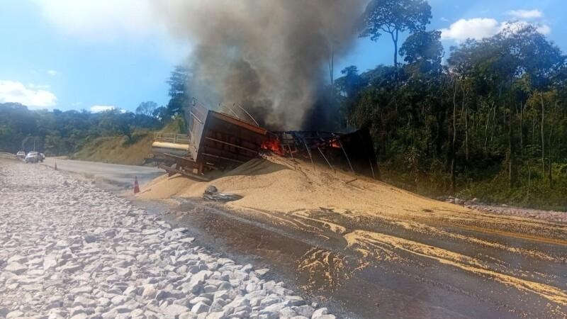 Ap�s mais de 21 horas de bloqueio, BR-174 � liberada em Comodoro ap�s acidente com carreta