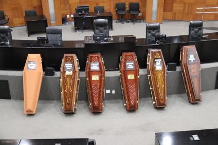 Deputado coloca caix�es no Plen�rio da AL em audi�ncia sobre Lei da Pesca