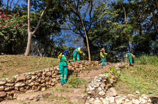 Prefeitura de Cuiab� conclui opera��o de limpeza e retira 30 toneladas de lixo do Morro da Luz