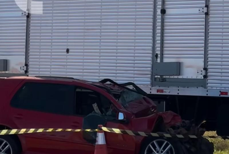 Motorista morre em colis�o entre carro e caminh�o na BR-163, em Lucas do Rio Verde