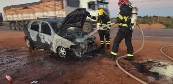 Ve�culo � consumido por inc�ndio na BR-163, em Sinop