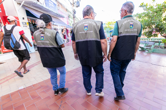 Fiscaliza��o no centro de Cuiab� refor�a combate � ocupa��o irregular de cal�adas e publicidade ilegal