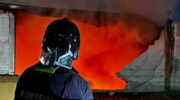 Inc�ndio de grandes propor��es atinge loja de autope�as em Cuiab�