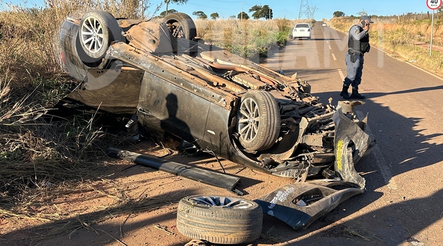 BMW capota ap�s atingir rotat�ria em Rondon�polis