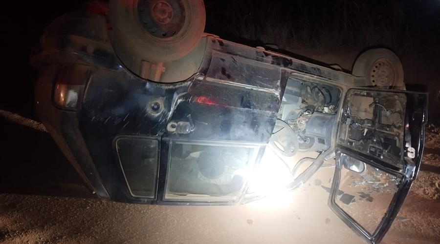  Ve�culo capota em estrada de terra e deixa ferido em Rondon�polis