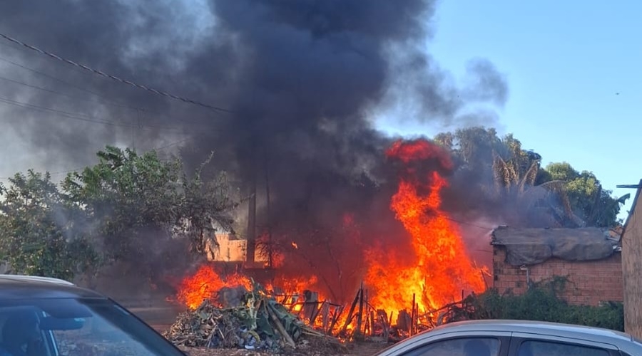 Inc�ndio destr�i resid�ncia no bairro Jardim HD, em Rondon�polis