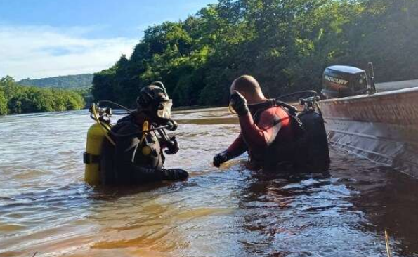 Bombeiros encontram corpo de mulher que desapareceu no Rio Coxip� ap�s salvar crian�a