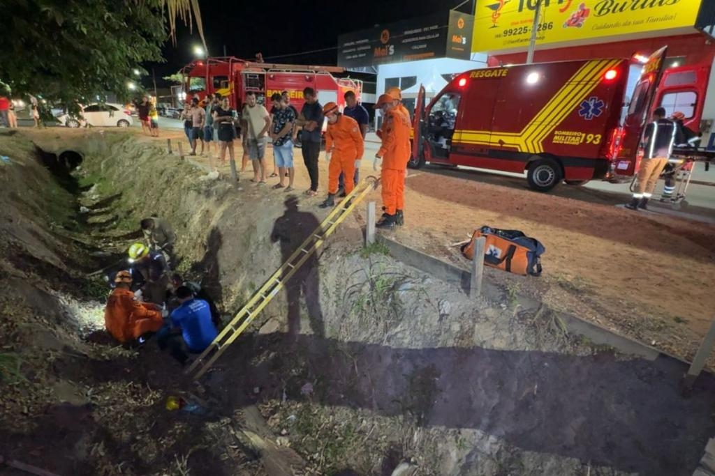 Corpo de Bombeiros socorre motociclista arremessado em valeta de escoamento de �gua