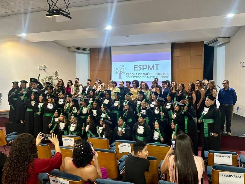 Escola de Sa�de P�blica forma 43 t�cnicos de enfermagem em MT