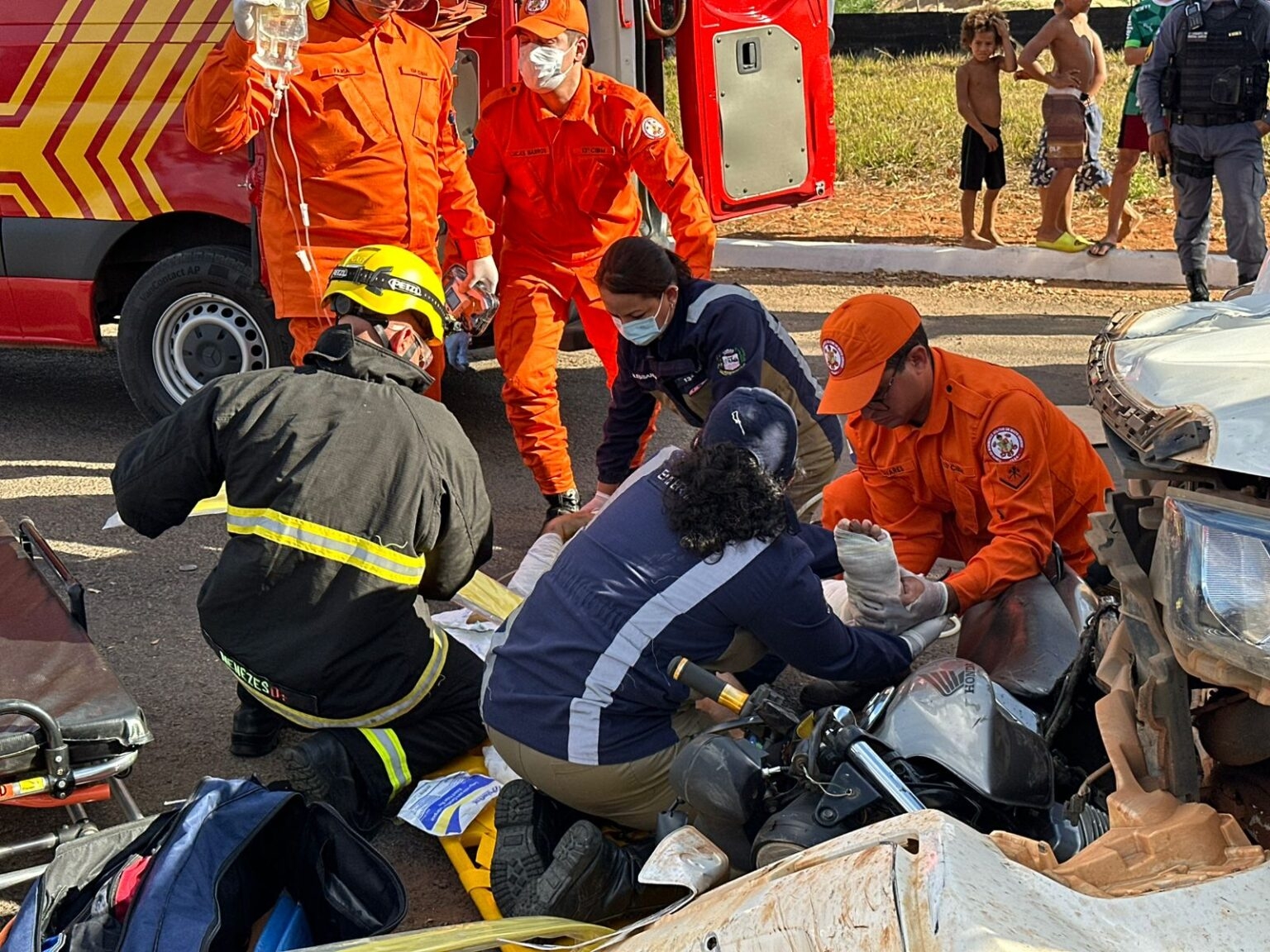 Motociclista tem perna dilacerada ap�s colis�o com caminhonete em Lucas do Rio Verde