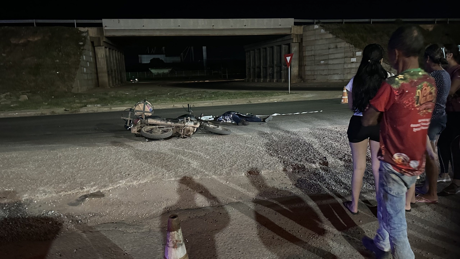 Jovem motociclista morre ap�s colis�o e atropelamento em avenida de Cuiab�