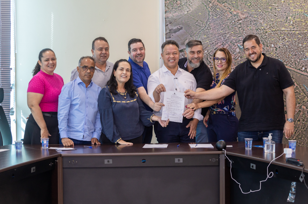 Prefeito sanciona lei que inclui Caminhada Op��o pela Vida no calend�rio de Rondon�polis