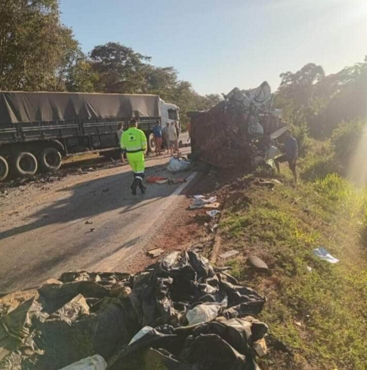Acidente entre caminho e van mata uma pessoa e deixa feridos na BR-364