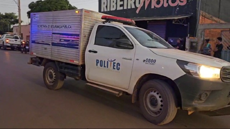 Adolescente � morto a tiros dentro de oficina em C�ceres