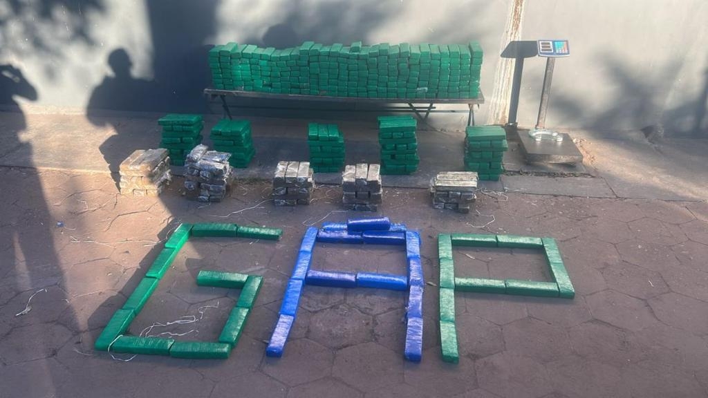 Pol�cia Militar apreende 436 tabletes de maconha e prende seis integrantes de fac��o criminosa