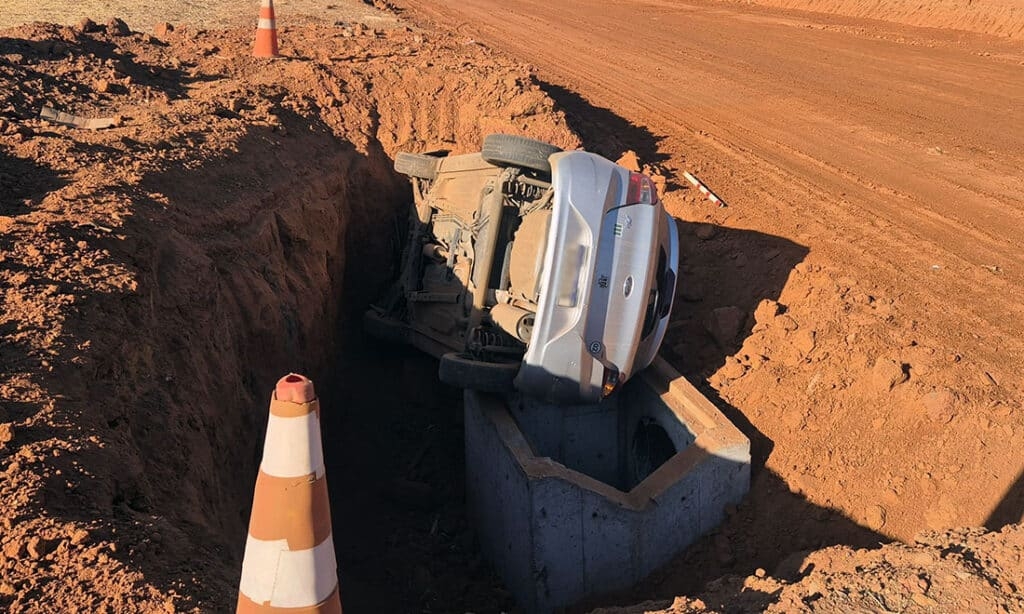 Motorista perde controle e carro cai em vala s margens da BR, prximo a usina de etanol