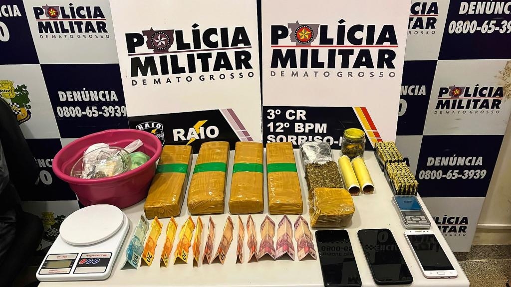 Pol�cia Militar prende quatro faccionados por tr�fico e apreende drogas e muni��es