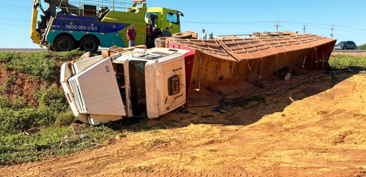 Carreta carregada de soja tomba aps motorista ser ofuscado por faris na BR-163