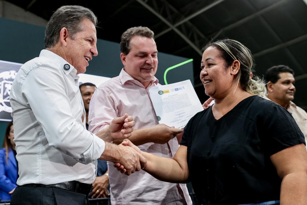 Governo de MT pe fim  espera de 20 anos e entrega ttulos definitivos para moradores do Residencial 8 de Maro