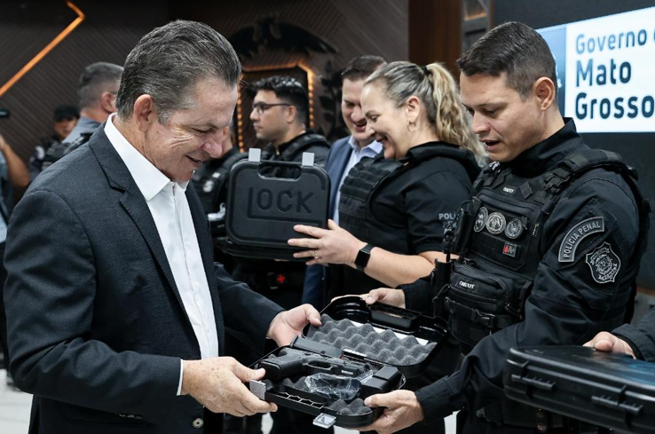 Governo do Estado entrega 1.950 pistolas Glocks a policiais penais de Mato Grosso 