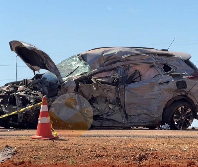 Motorista morre em acidente entre carro e carretas na BR-163, em Nova Mutum