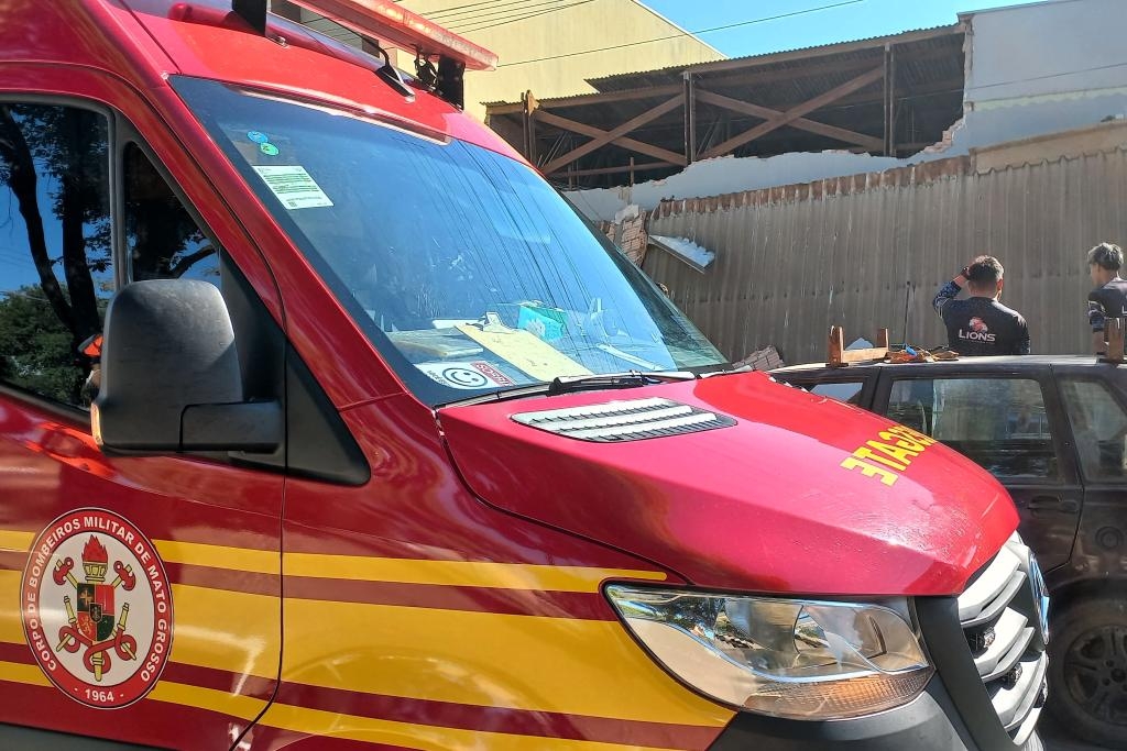 Trabalhador fica ferido ap�s queda de fachada em supermercado