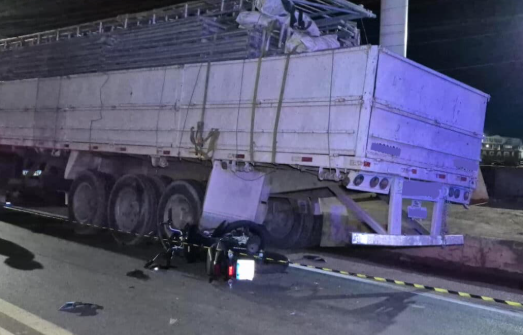 Motociclista morre ao colidir com caminh�o estacionado na BR-163, em Sinop